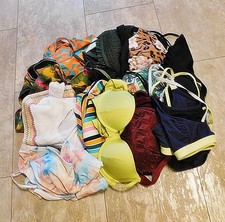 12 STck.  Bikinis verschiedene Größen & Modelle