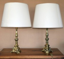 Ein paar große Tischlampen