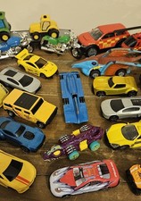 Konvolut Spielzeug Fahrzeuge Hot Wheels & mehr Autos LKW Motorräder Hubschrauber Restposten