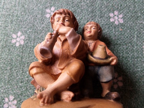 Sitzende knaben flöte - 2,