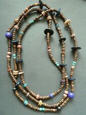 Bunte Perlenkette aus Omas Schmuckschatulle