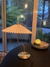 Tischlampe mit Plissee-Lampenschirm von H&M