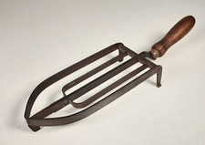 Alter Untersetzer Bügeleisen, Metall, Ablage, Holzgriff #B496