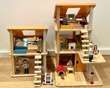 Wunderschönes Puppenhaus Plan Toys mit hochwertigen Puppen + viel Zubehör