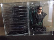 wie NEU - " Matrix The Ultimate Collection " 10 DVD  Box mit Figur in Acrylbox 