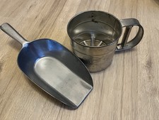 Set aus Mehlsieb und Mehlschaufel, Puderzuckersieb, Sieb, Schaufel - Vintage