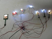 Konvolut beleuchteter LED Uhren und Werbetafeln in Spur TT