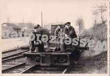 Foto Bahnmitarbeiter auf Transportwagen , Gleise, Gebäude 'Baustoffe' (2196)