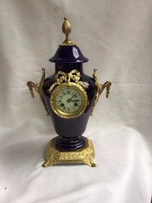 Ausgefallene französische Vasenuhr in gutem Erhaltungszustand.