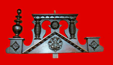 Aufsatz aus Holz mit Drechsel-