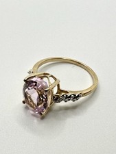 Goldring 375er  Kunzit Gold  Ring mit 6 kleinen Diamanten in der Schiene