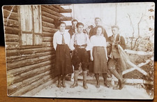 Mädchen & Jungen mit Laute bei Hütte - Wandervogel ? / Foto