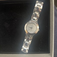 Zierliche silberfarbende Damenuhr DKNY mit Strassbesatz uf dem Zifferblatt