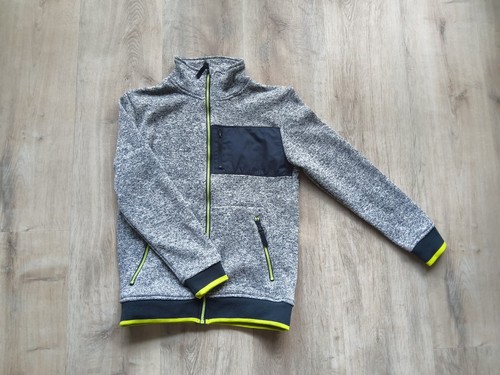 Eine graue sweatjacke von - graue,