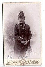 CdV, Foto, Frau in schwedischer Tracht – Stockholm, ca. 1890 – signiert Alma F.
