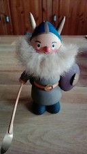 Wikinger Holz Schweden Höhe 15 cm. Schild Speer Filzumhang