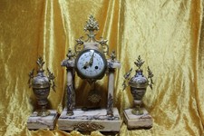 Französische Portal Pendule vergoldet Marmor läuft  zwei Vasen