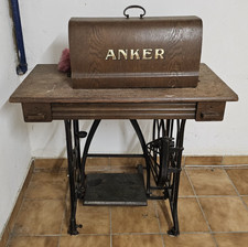 Antike Nähmaschine mit Haube