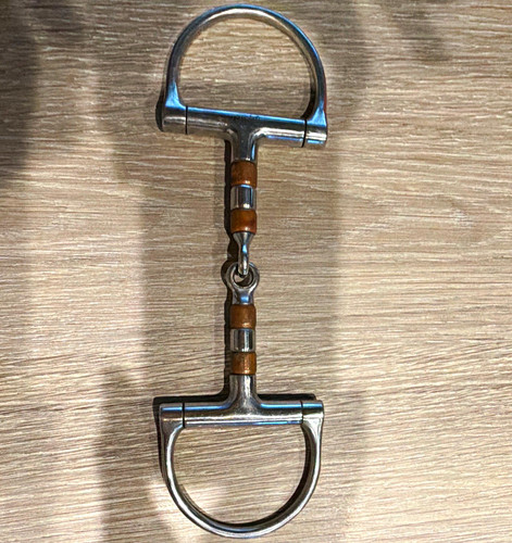 Horse snaffle bit with - bit,