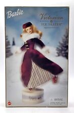 2000 Victorian Ice Skater Barbie Puppe mit Spieluhr-Ständer / Mattel 27431, Ovp