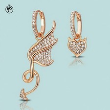 Asymmetrische Ohrringe mit