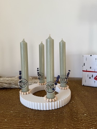 Adventskranz mit kerzen - kerzen, in