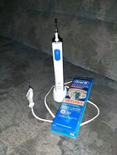 Oral-B Braun Elektrische Zahnbürste mit Ladestation + 4 Precision Clean Aufsteck