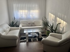 Elegante weiße Couchgarnitur