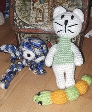 3 Freunde Amigurumi gehäkelt Raupe Krake Tintenfisch Katze Geschenk Anhänger 