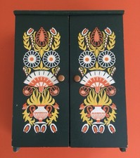 Vintage Retro 70er Holz Volkskunst floral bemalt deutsche Puppen Garderobe Schrank