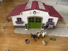 Schleich  Reiterhof mit Reiterin und Pferden Spielzeug (42344)