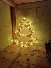 Beleuchteter Weihnachtsbaum als Fensterschmuck