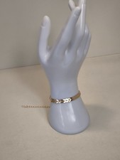 Goldfarbenes Armband mit
