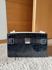 Eine schwarze Handtasche mit