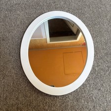 Ovaler Spiegel mit weißem