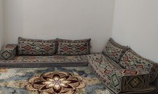 Matratzen im türkisch-arabischen Stil. Zwei Matratzen mit 6 Kissen.