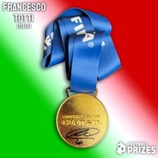 PRIVATSIGNIERUNG Francesco Totti signierte Replik WM 2006 Medaille (plus COA)