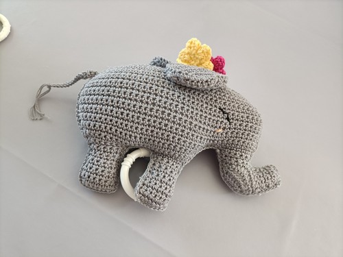 Gehäkelter elefant mit - gehäkelter,