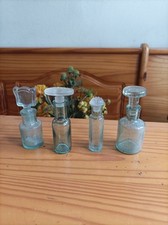4 Antike Apotheker Glasflaschen Zuzüglich 4 Antike Glasstopfen