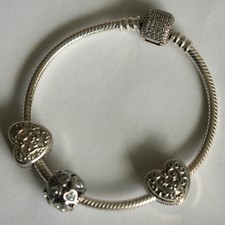 PANDORA Silberarmband (17cm) + 1 Charm (Zirkonia-Herzchen) + 2 Clips (Herz)