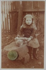 Foto kleines  Mädchen mit Stoffbär auf Stein  Spielzeug 20er Jahre