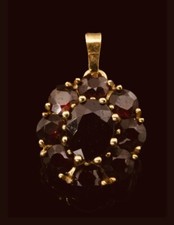 585/- Anhänger mit Granat