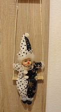  Harlekin Figur sitzend auf der Schaukel Clown Deko 