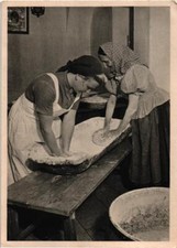 Arbeitsmaid hilt beim Brotbacken Reichsarbeitsdient Hans Retzlaff