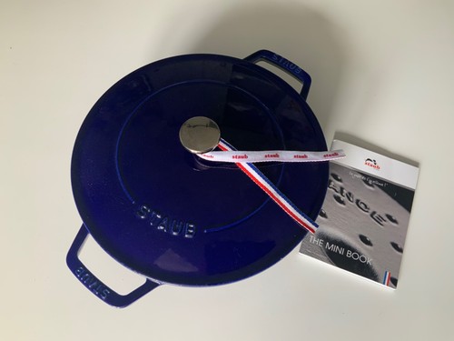 Staub gusseiserne pfanne mit - staub,
