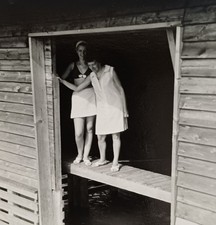 Silvester 1963 lachende Frau tanz wild im 20er Jahre Kleid Perlenkette Foto