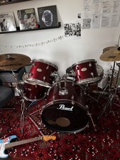 Pearl Drumset inkl. Hocker, Sticks und Modern Drumming 1 Lernheft