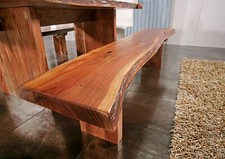 Bank mit echter Baumkante