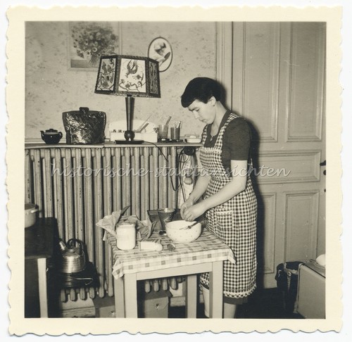 Hausfrau beim backen 1952 - beim,