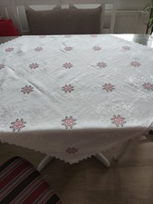 Handbestickte und genähte